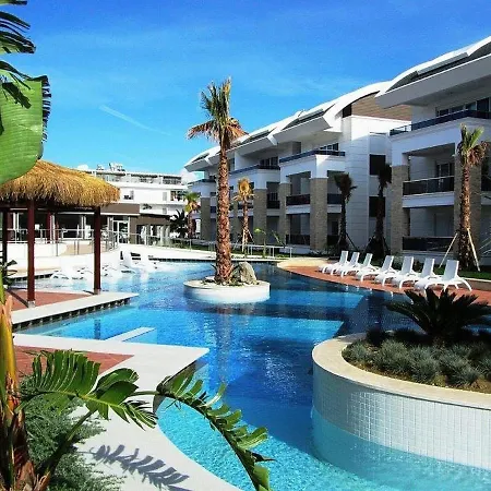 Tropical Gardens Is A 2 Bed 1st Floor Private 시데