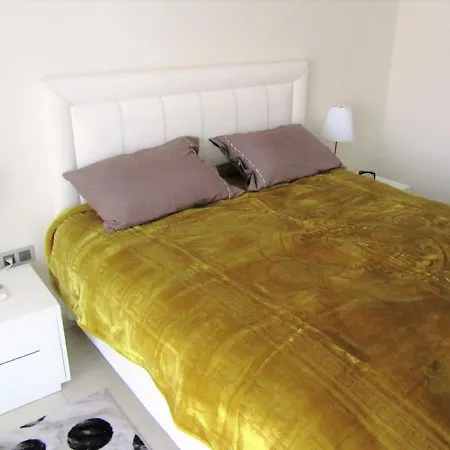Tropical Gardens Is A 2 Bed 1st Floor Private 시데