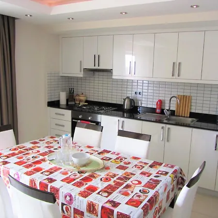 Tropical Gardens Is A 2 Bed 1st Floor Private アパート