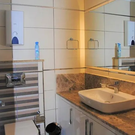 Tropical Gardens Is A 2 Bed 1st Floor Private シダ