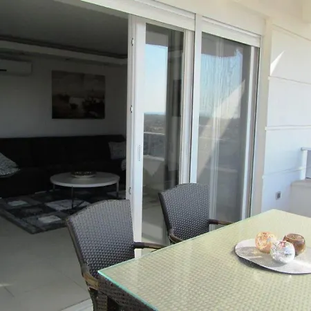 Tropical Gardens Is A 2 Bed 1st Floor Private シダ