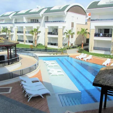 Tropical Gardens Is A 2 Bed 1st Floor Private アパート シダ