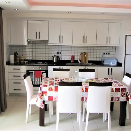 Tropical Gardens Is A 2 Bed 1st Floor Private シダ
